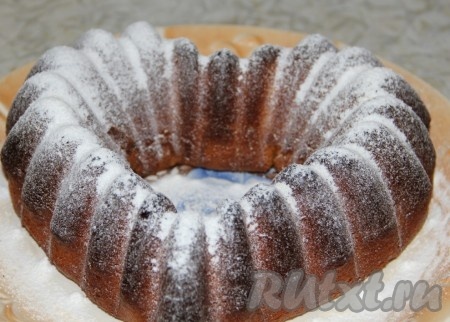Чуть остывший кекс вынуть из формы, дать полностью остыть, а затем посыпать сахарной пудрой.
