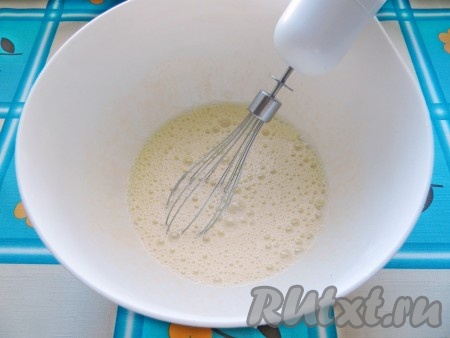 Влить растительное масло, перемешать до однородности.