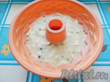 Выложить тесто в форму для выпечки. Металлическую или стеклянную форму предварительно смазать маслом, силиконовую, как у меня, достаточно просто смочить водой. Поставить форму с тестом в разогретую до 190 градусов духовку и выпекать яблочный кекс 40-50 минут. Готовность проверить сухой деревянной палочкой.
