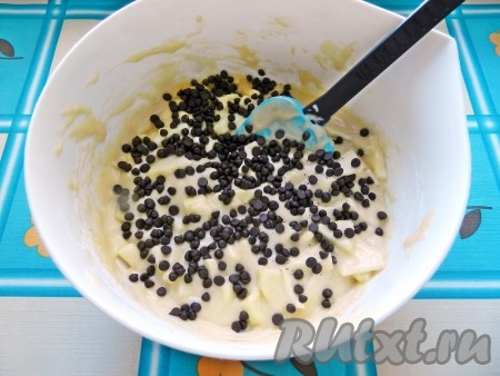 Всыпать шоколадные капли и перемешать.