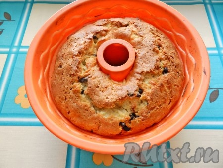 Готовый кекс остудить в форме, затем перевернуть на решетку, посыпать сахарной пудрой.