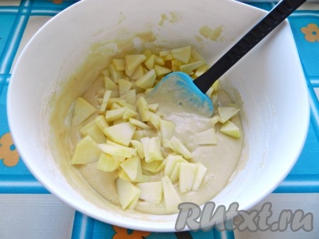 Добавить в тесто яблоки.