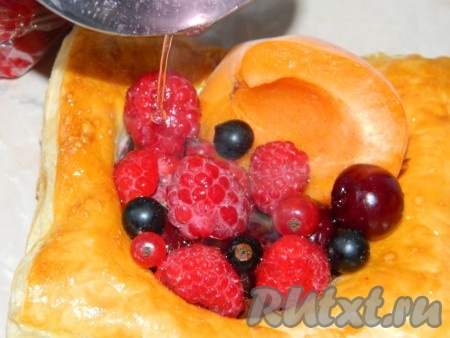 На шоколад выкладываем ягоды или фрукты и заливаем желе (желе готовить по инструкции на упаковке). Вместо желе можно смазать жидким вареньем, чтобы ягоды, фрукты не обветрились. 
