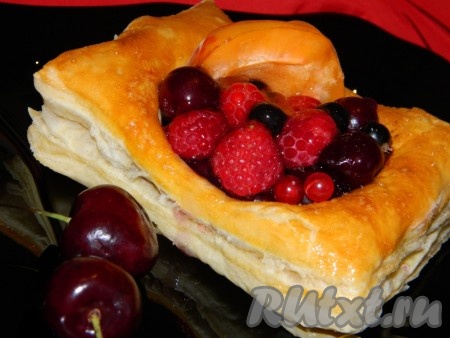 Очень вкусные слойки с ягодами можно подать с чаем или соком.
