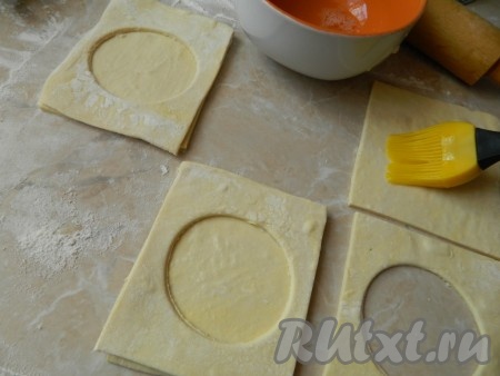 Склеиваем с помощью яичного белка попарно по два квадрата (с отверстием и без отверстия).
