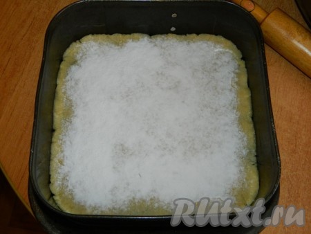 Тесто раскатываем по дну формы. Я его раскатывала прямо в форме, сняв с неё бока. Присыпаем крахмалом.
