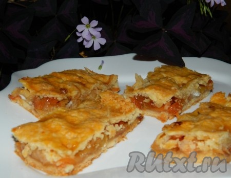 Готовому пирогу даём остыть, разрезаем на полоски и подаём к столу. 
