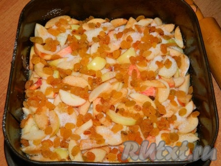 Раскладываем яблоки, посыпаем сахаром и изюмом.
