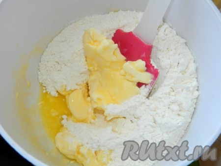 Соединим муку, мягкое масло и сахар.