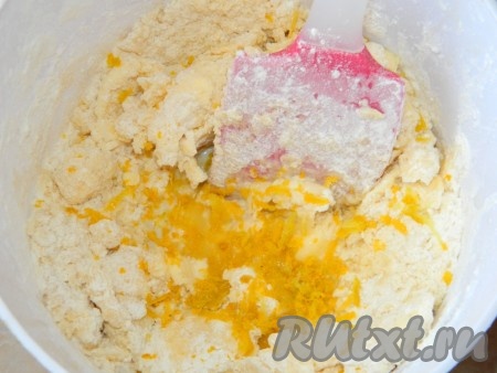 Добавим цедру, желток, молоко. Замесим тесто.