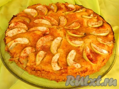 Вкусный, нежный яблочный пирог с овсяными хлопьями готов.
