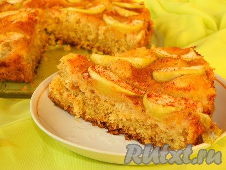 Вкусный, нежный яблочный пирог с овсяными хлопьями готов.