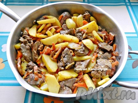 Куриная печень, тушеная с картошкой