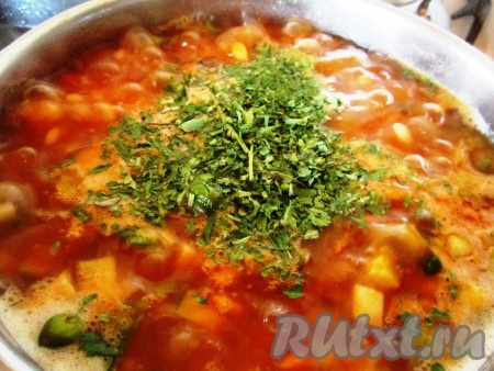 Добавим тушёные овощи в суп. Приправим суп пряной зеленью, посолим по вкусу. Варим фасолевый суп на небольшом огне ещё 5-10 минут до полной готовности овощей. Затем выключим огонь и дадим супу настояться ещё минут 10.
