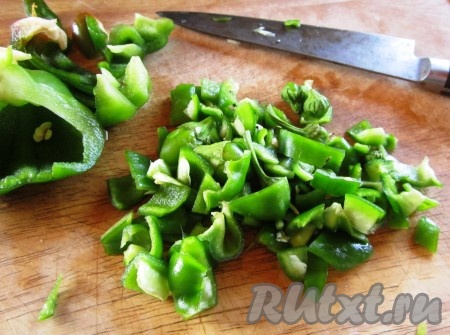 Сладкий перец порежем небольшими кусочками.
