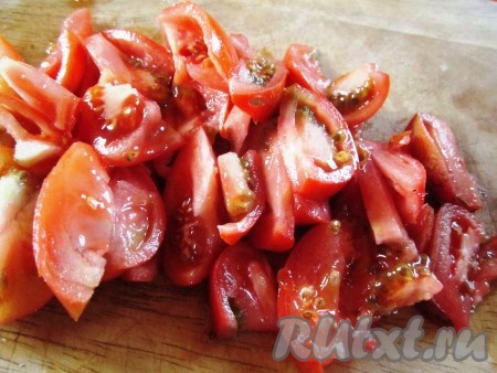 Помидоры порезать дольками.