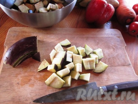 Овощи помыть и почистить. Баклажаны нарезать довольно крупными кусочками.