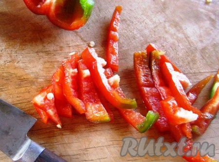 Перец нарезать полосками.
