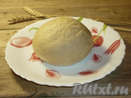 Для приготовления теста нам нужно смешать крутой кипяток &nbsp;с подсоленным растительным маслом, порциями всыпать просеянную муку и как можно быстрее замесить тесто. Вымесить его до эластичного состояния, завернуть в пищевую плёнку и оставить на 30 минут.&nbsp;
