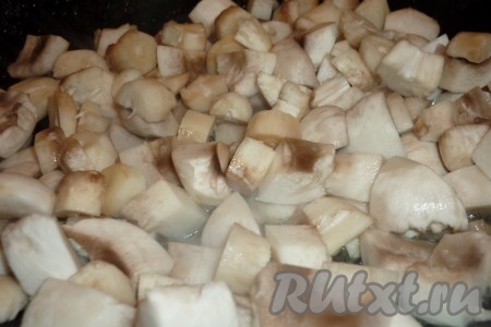 Для приготовления начинки гречневую крупу перебрать, помыть и отварить в подсоленной воде до готовности. Грибы и лук очистить, порезать небольшими кубиками и обжарить на растительном масле до готовности.