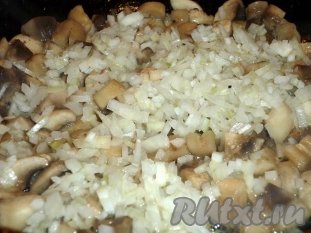 Для приготовления начинки гречневую крупу перебрать, помыть и отварить в подсоленной воде до готовности. Грибы и лук очистить, порезать небольшими кубиками и обжарить на растительном масле до готовности.