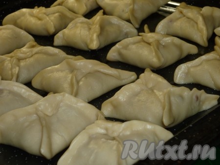 Когда все конвертики будут готовы, выложить их на противень и отправить в разогретую духовку на 15-20 минут.
