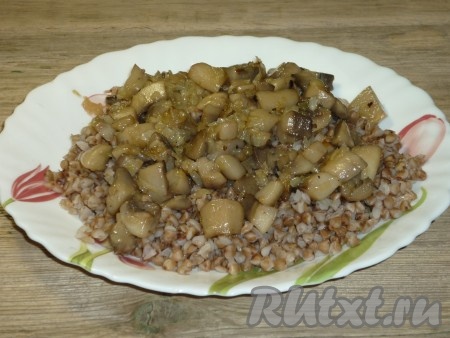 Гречку и грибы смешать, посолить и поперчить по вкусу. Начинка для кундюмов готова.
