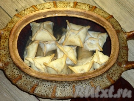 выложить их в большой глиняный горшок и залить горячим бульоном. Отправить в &nbsp;духовку на &nbsp;15 минут.&nbsp;
