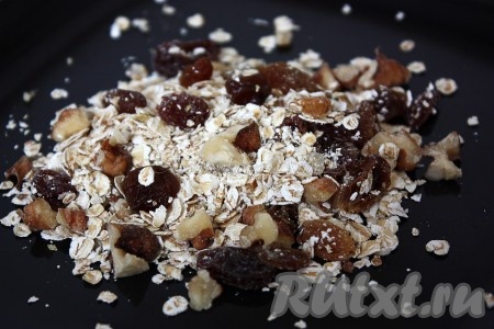 Смешать овсяные хлопья, изюм и орехи, добавить щепотку мяты сухой или свежей.
