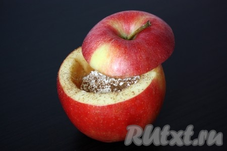 Положить творог и присыпать корицей. 