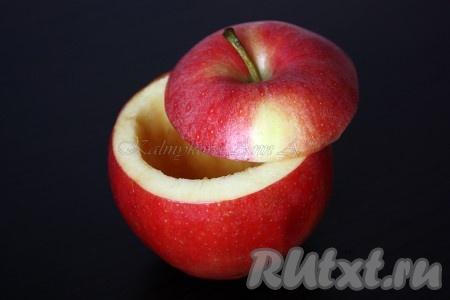 Яблоко помыть, срезать верхушку и удалить сердцевину.
