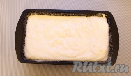 Затем в форму (у меня прямоугольная форма размером 12 на 22 сантиметра), хорошо смазанную сливочным маслом, вылить тесто и поставить в заранее разогретую до 160 градусов духовку, выпекать умный пирог около 1 часа - 1 часа 20 минут. Во время выпечки духовку не открывать!