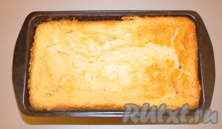 Готовый пирог достать и полностью охладить при комнатной температуре (при выпечке он поднимется, а по мере остывания немного осядет).