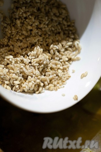 Промойте крупу и добавьте вместе с водой в кастрюлю.