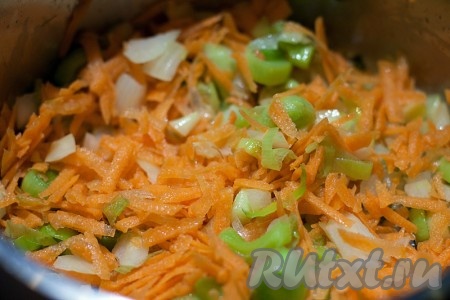 Когда лук-порей станет мягким, добавьте к нему натертую на крупной терке морковь и мелко рубленный репчатый лук. Потушите 3-4 минуты.