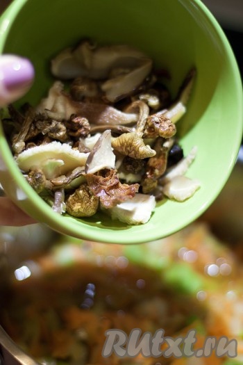 Затем добавьте грибы вместе с жидкостью из-под них, помешивая, дождитесь, когда жидкость закипит. 