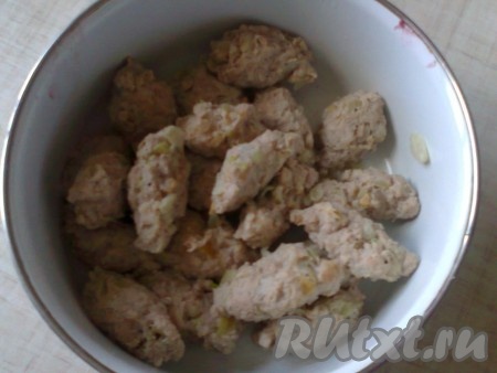 Пока тесто отдыхает, приготовим&nbsp; начинку для пирожков. Мясо перемалываем вместе с луком, всё хорошо перемешиваем, солим, перчим. Формируем из мясного фарша небольшие продолговатые фрикадельки. Отвариваем в воде до готовности (в течение 10-15 минут с момента закипания воды). Достаём готовую начинку для пирожков из воды, выкладываем в подходящую посуду и оставляем остывать. Кстати, для этих пирожков можно приготовить любую нежидкую начинку, которая вам нравится.