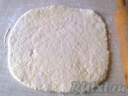 Теперь будем раскатывать и складывать тесто. Эта процедура похожа на замешивание слоёного теста или теста для чиабатты. Присыпаем стол немного мукой, чтобы тесто не прилипало к столу.&nbsp;Раскатываем тесто в пласт толщиной примерно 0,5-0,7 сантиметра. Соду смешиваем с 1 чайной ложкой муки, делим смесь из соды и муки на 3 части. Посыпаем тесто по всей поверхности&nbsp;сверху третьей частью этой смеси, как будто солите тесто.