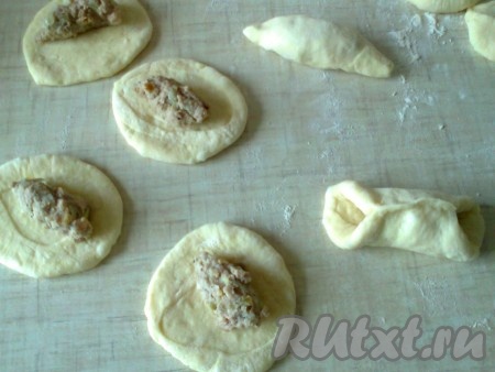 Выкладываем в центр каждого кружка начинку. Лепим пирожки. Аналогично формируем пирожки из оставшейся части теста.