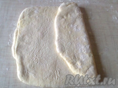 Снова присыпаем третью смеси соды и муки и складываем, как и в первый раз. То есть вначале подворачиваем к середине одну треть теста.