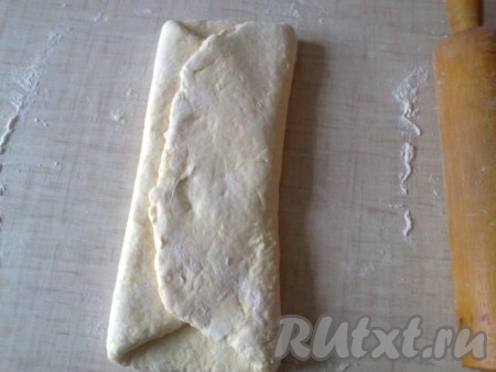 Теперь подворачиваем вторую треть теста.