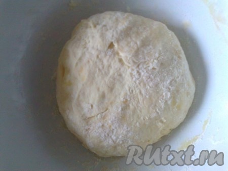 Прежде всего замесим тесто, для этого слегка подогреваем кефир (можно его подогреть в течение 20-30 секунд в микроволновке). Тёплый кефир наливаем в глубокую миску, смешиваем его с маслом, сахаром и солью. Сразу всыпаем 2 стакана муки, перемешиваем сначала столовой ложкой, а затем начинаем вымешивать тесто руками, всыпая по мере необходимости понемногу оставшиеся 0,5 стакана муки. Добавляя муку, учитываем, что бездрожжевое тесто, замешанное на кефире, должно получиться эластичным, мягким, не липнущим к рукам. Соду на этом этапе добавлять не нужно. Очень важно не добавлять лишнюю муку, потому что чрезмерно забитое тесто не даст воздушных пор, которые делают выпечку из этого теста очень вкусной. 