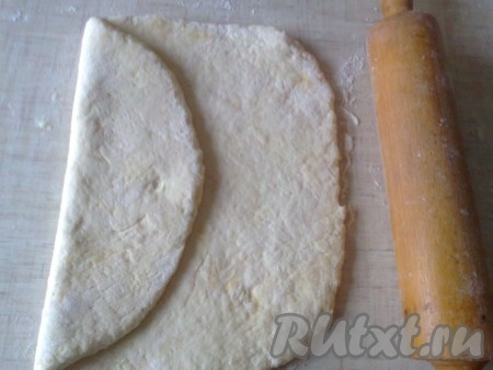 Теперь начинаем складывать тесто, для этого вначале заворачиваем одну треть теста к середине.