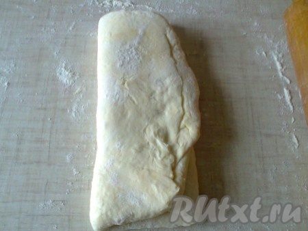 Затем подворачиваем вторую треть теста.