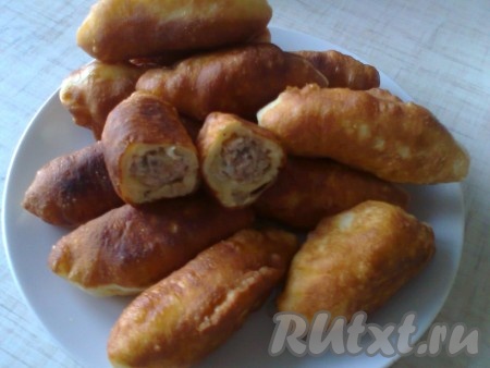 Всего получилось 20 пирожков с мясом. Жареные пирожки из теста, замешанного на кефире, получились вкусными, мягкими, воздушными.