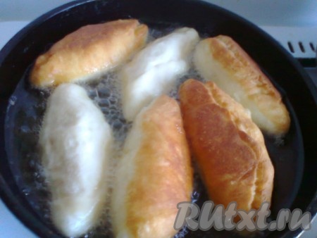 В глубокой сковороде очень хорошо разогреваем достаточно большое количество растительного масла. Выкладываем несколько пирожков швом вниз. Масло должно доходить, как минимум, до середины пирожков. Жарим пирожки с мясом до золотистого цвета с двух сторон на среднем огне.&nbsp;