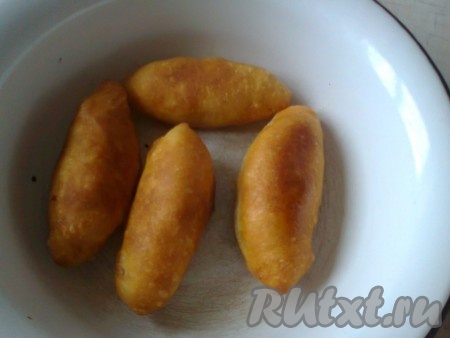 После жарки выкладываем пирожки на бумажное полотенце, чтобы впитался лишний жир. Затем складываем в миску. Постепенно жарим все пирожки.&nbsp;