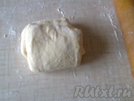 Формируем конверт из теста. Проделываем процедуру раскатывания в третий раз, не забывая использовать оставшуюся треть смеси соды и муки, и складывания теста. После третьей раскатки-складывания накрываем тесто и оставляем отдохнуть на столе минут на 30.