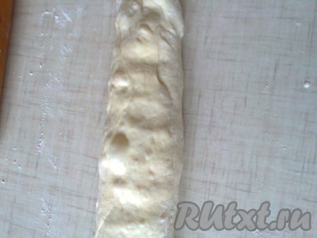 Раскатываем его руками в виде колбаски. Сильно не мните, чтобы пузырьки не улетучились.