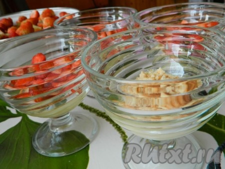 Начинаем формировать десерт, выкладывая его слоями. На дно креманок выкладываем слоями: немного тёплого апельсинового крема; печенье; нарезанные ягоды клубники; опять выкладываем тёплый крем, печенье&nbsp; и сверху все заливаем кремом. Слои можете делать по своему вкусу. Украшаем десерт ягодкой клубники. Креманки убираем в холодильник для остывания и пропитывания печенья.
